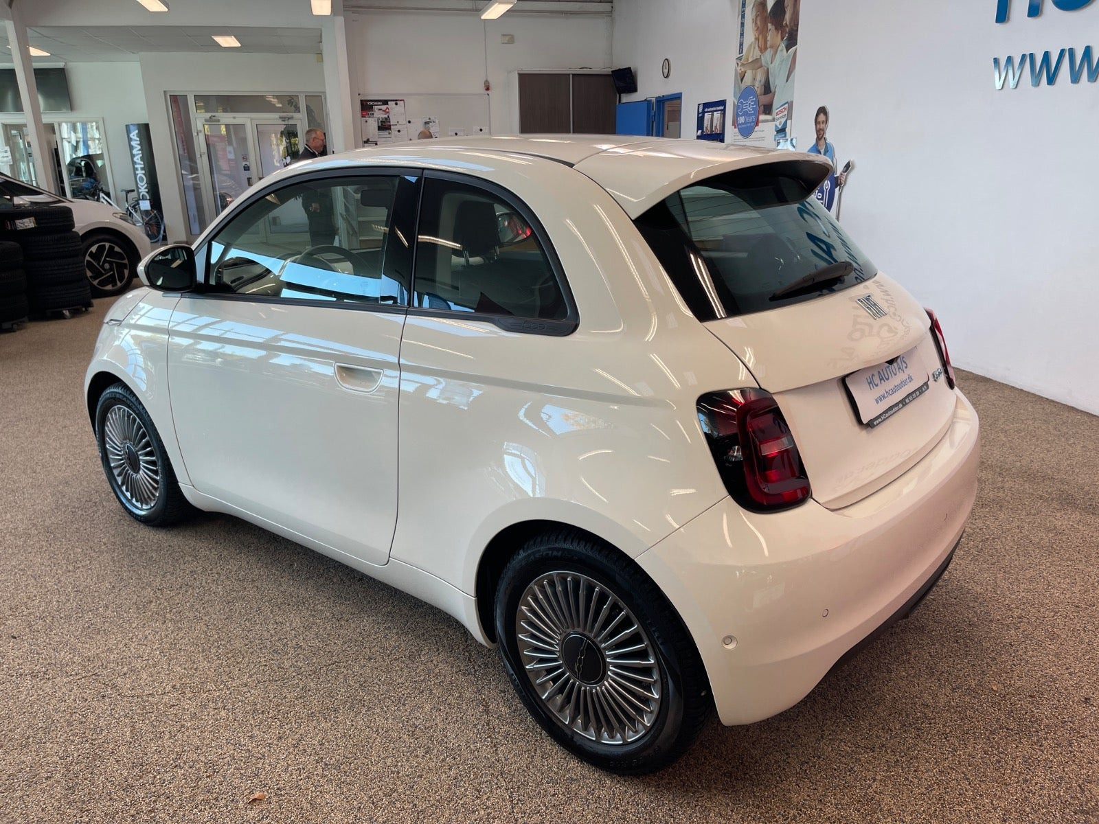 Hvid Fiat 500e fra 2023