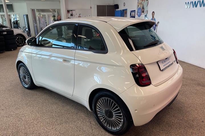 Hvid Fiat 500e fra 2023