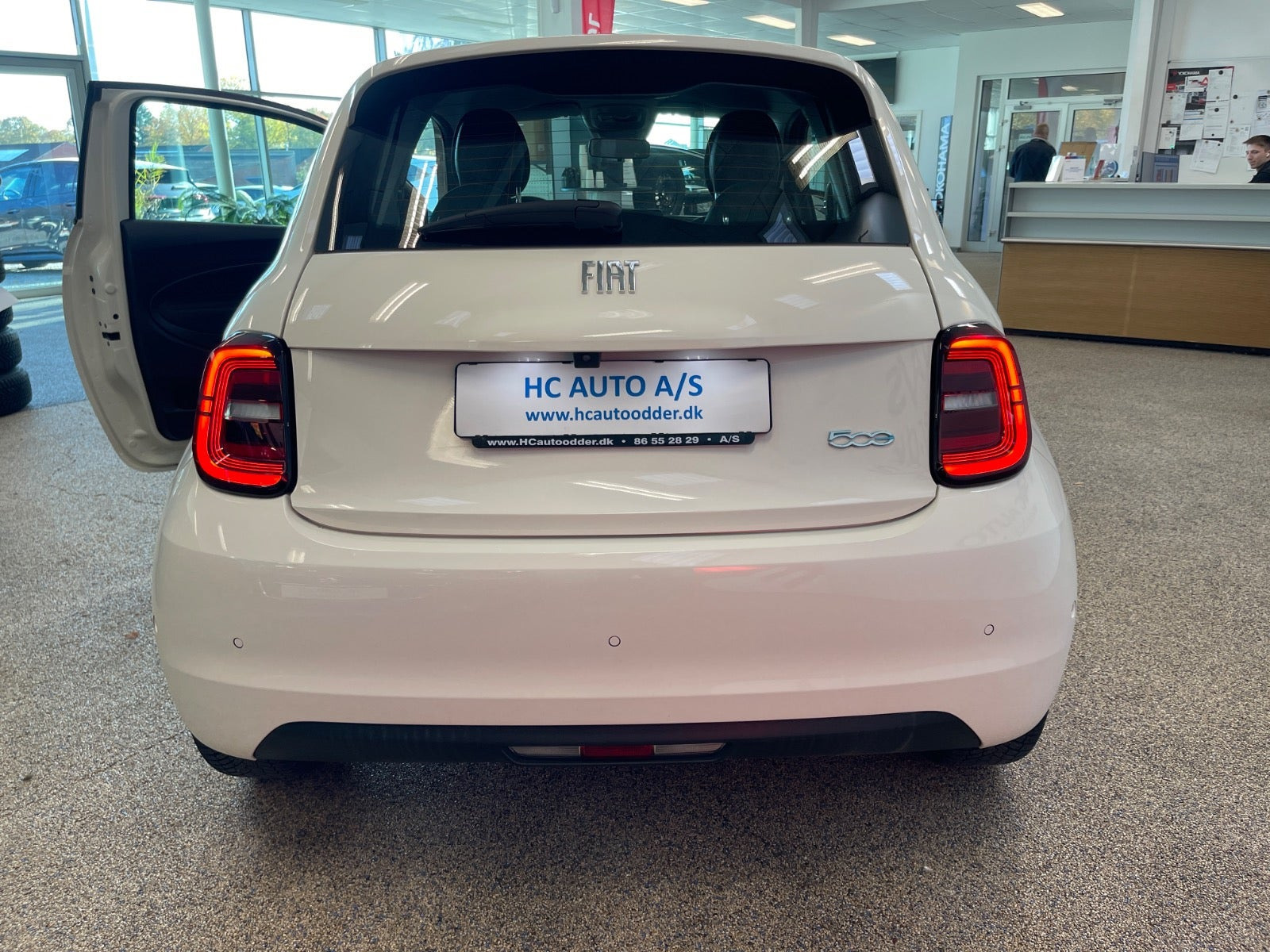 Hvid Fiat 500e fra 2023