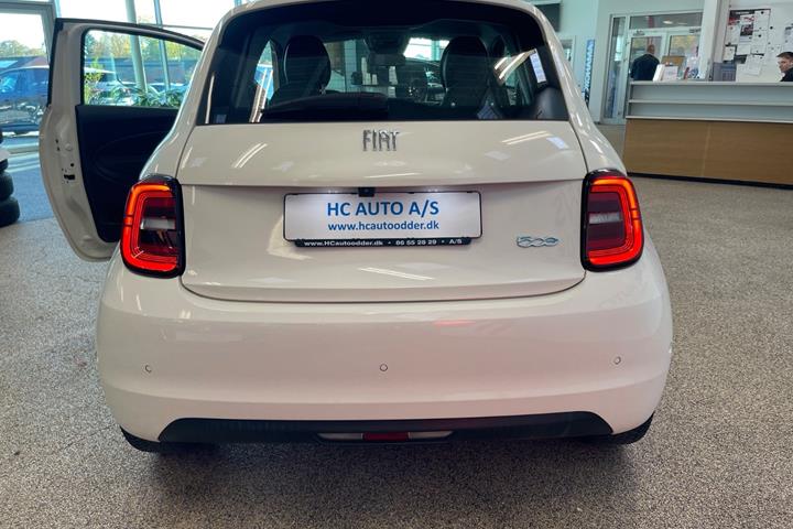 Hvid Fiat 500e fra 2023