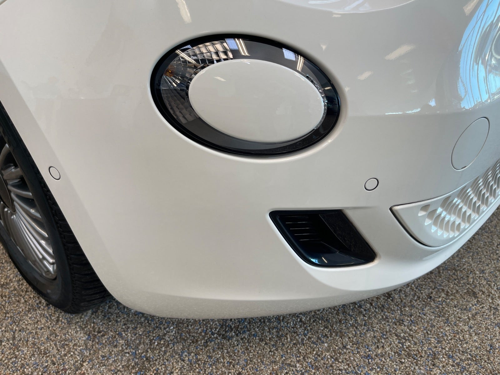 Hvid Fiat 500e fra 2023