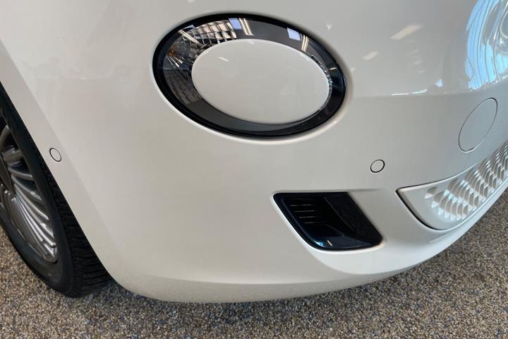 Hvid Fiat 500e fra 2023