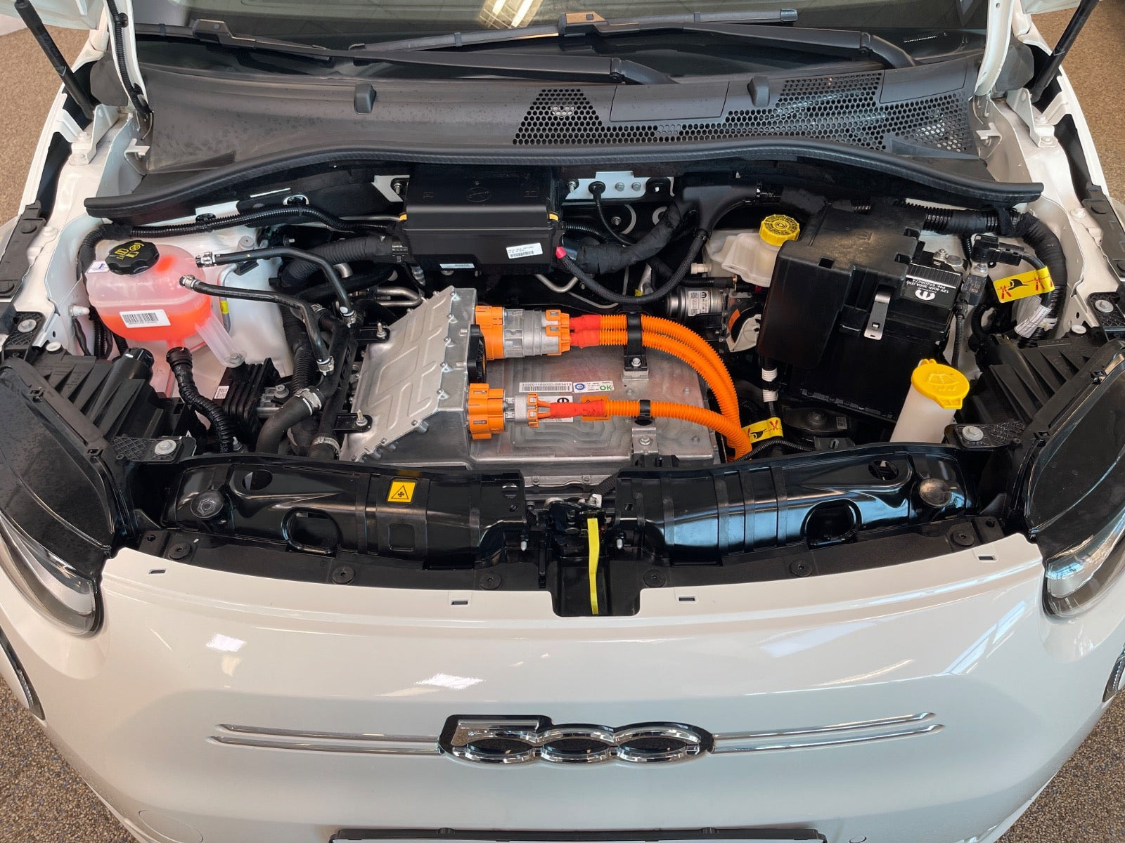 Hvid Fiat 500e fra 2023