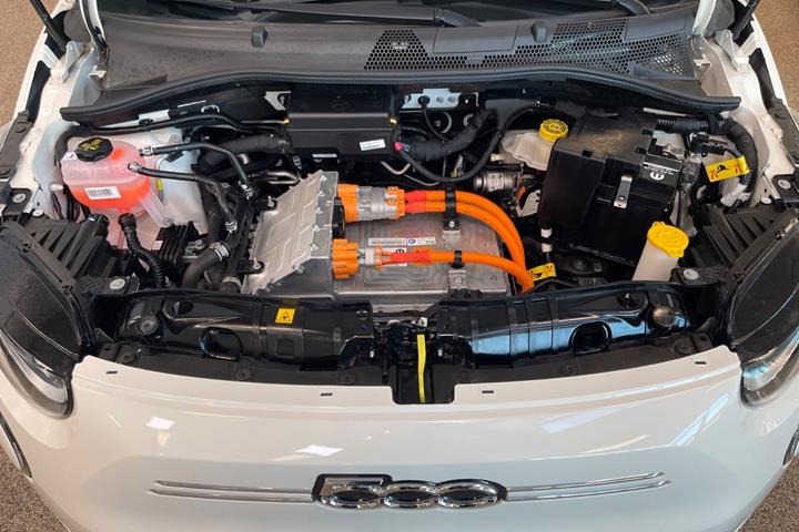 Hvid Fiat 500e fra 2023