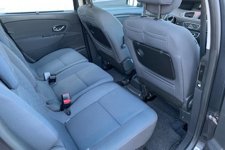 Grå Renault Scenic III fra 2010