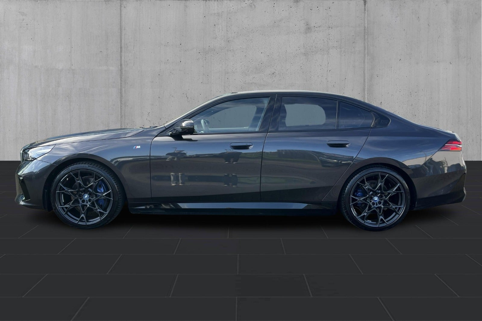 Grå BMW i5 fra 2024