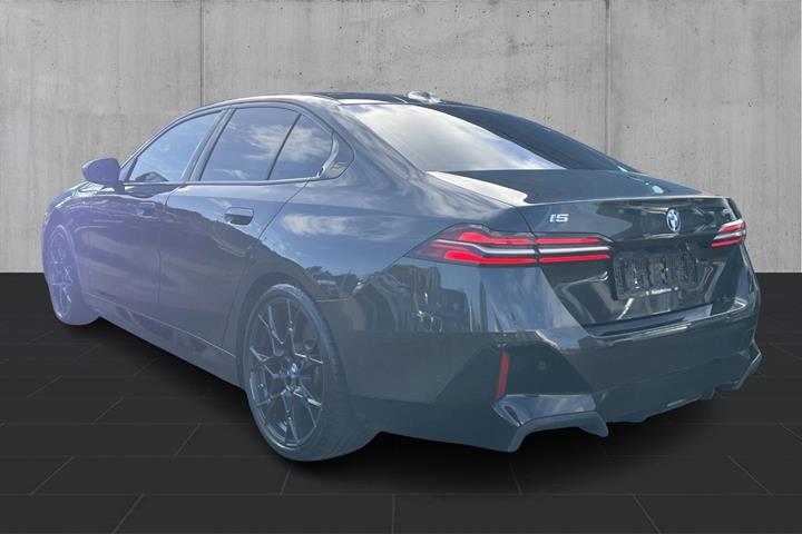 Grå BMW i5 fra 2024