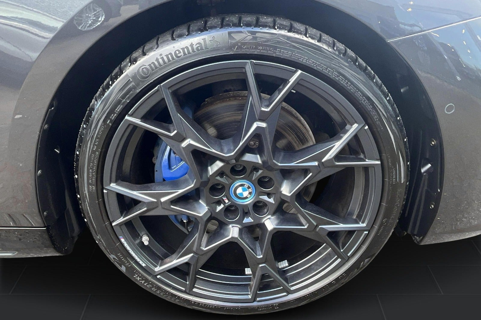 Grå BMW i5 fra 2024