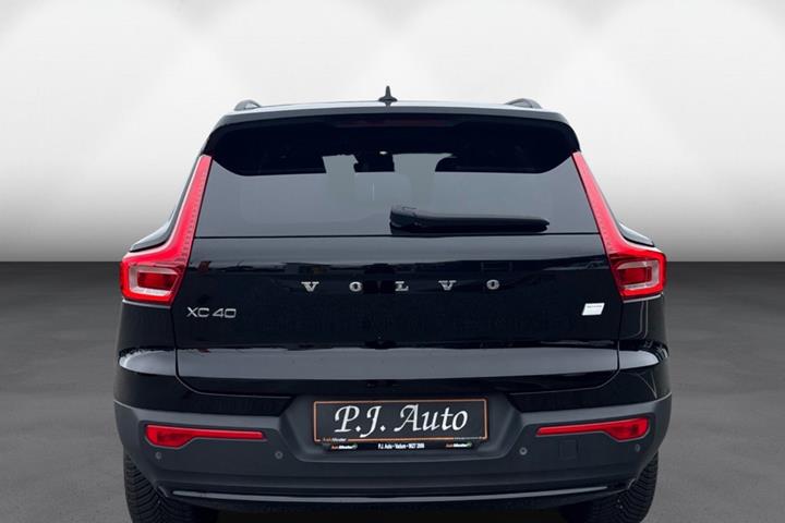 Sort Volvo XC40 fra 2023