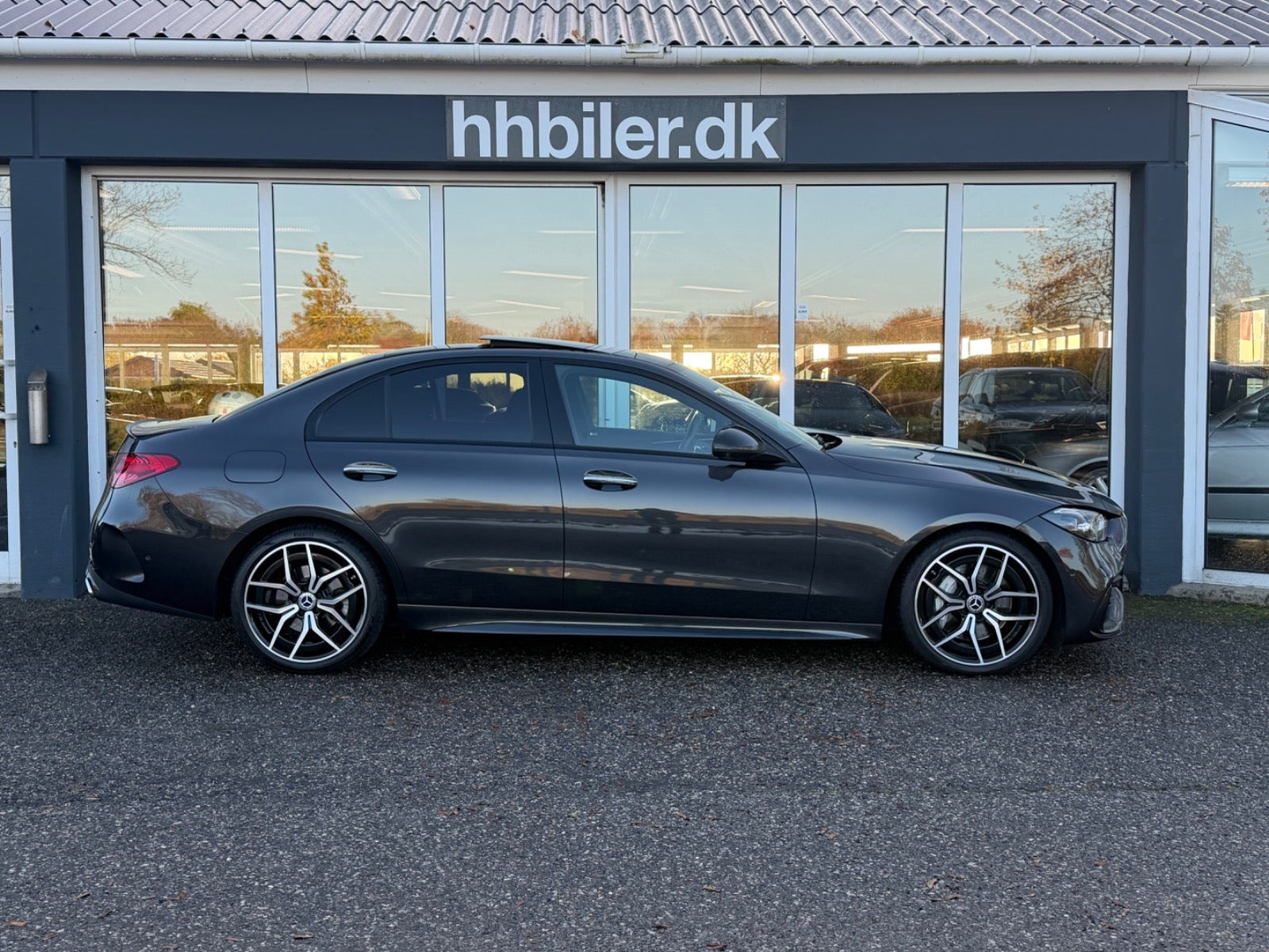 Grå Mercedes C300 d fra 2023