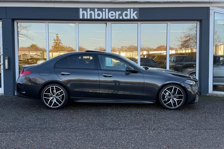 Grå Mercedes C300 d fra 2023
