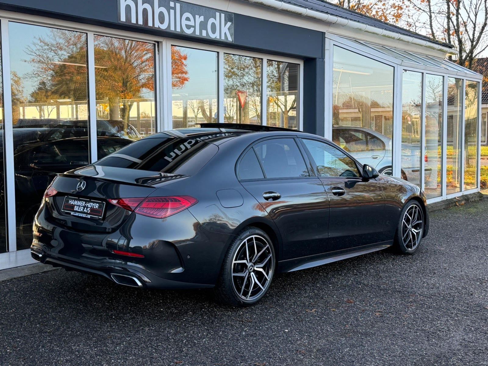 Grå Mercedes C300 d fra 2023