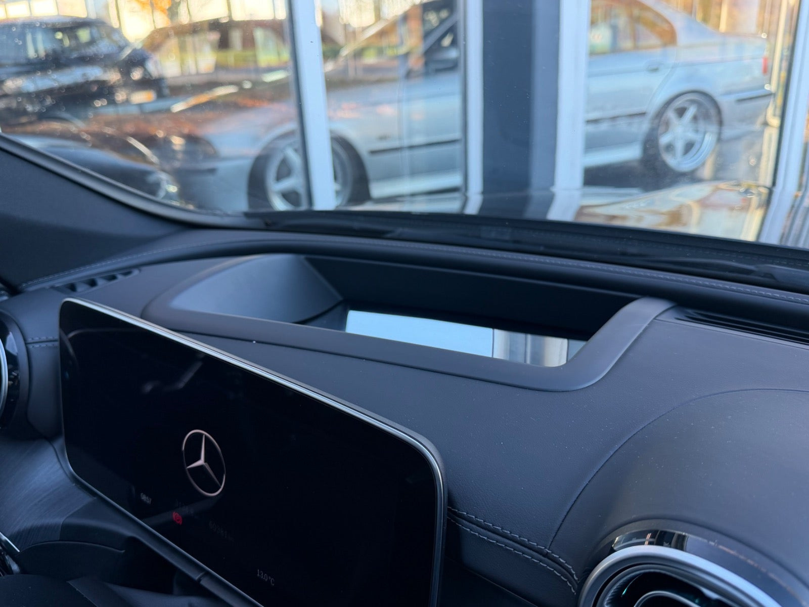 Grå Mercedes C300 d fra 2023