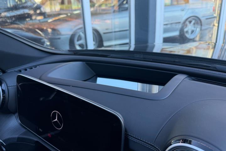 Grå Mercedes C300 d fra 2023