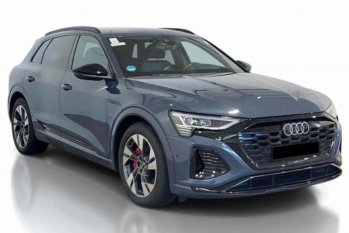 Blå Audi Q8 e-tron fra 2024