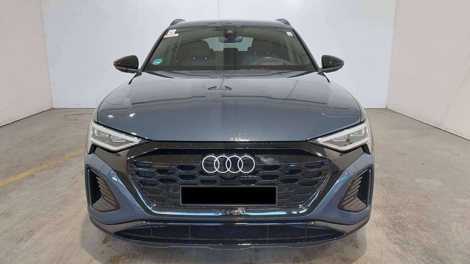 Blå Audi Q8 e-tron fra 2024