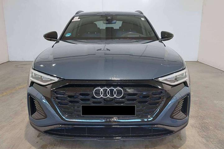 Blå Audi Q8 e-tron fra 2024