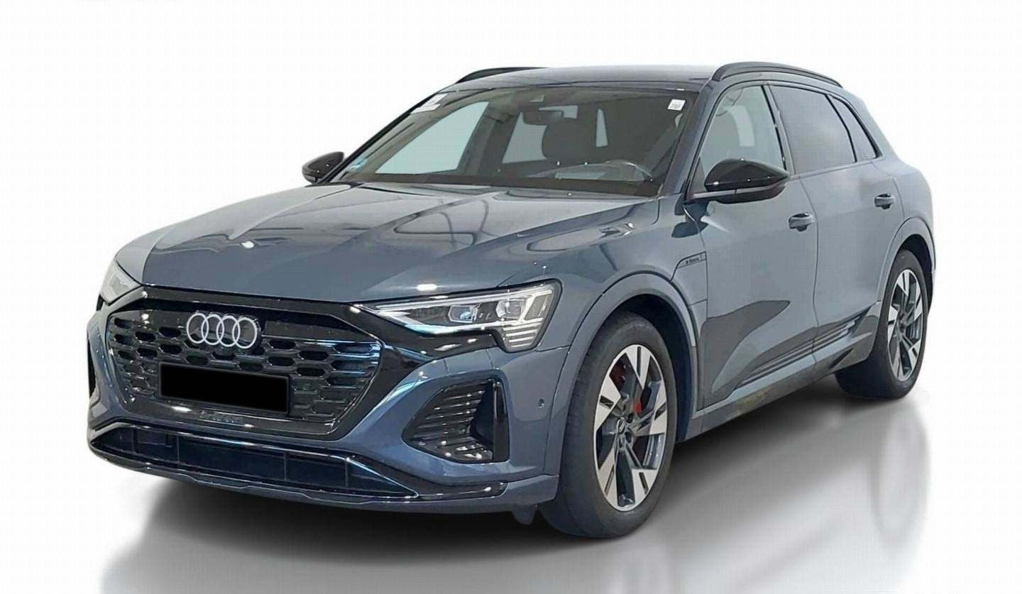 Blå Audi Q8 e-tron fra 2024