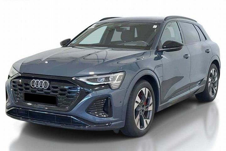 Blå Audi Q8 e-tron fra 2024