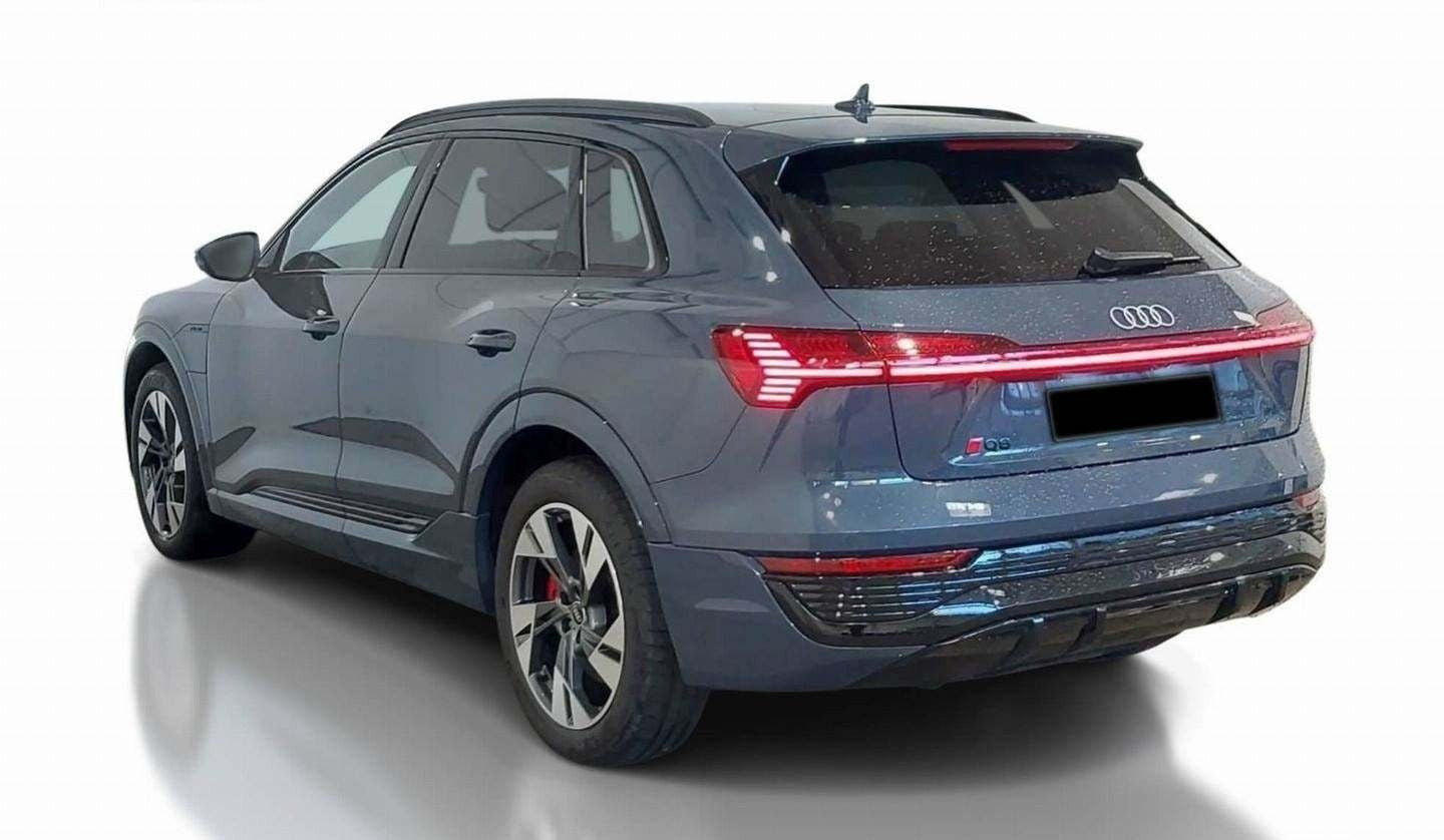 Blå Audi Q8 e-tron fra 2024