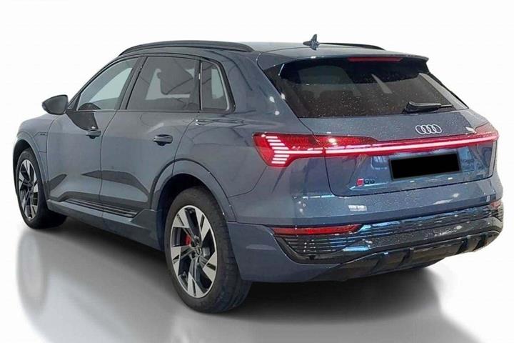 Blå Audi Q8 e-tron fra 2024