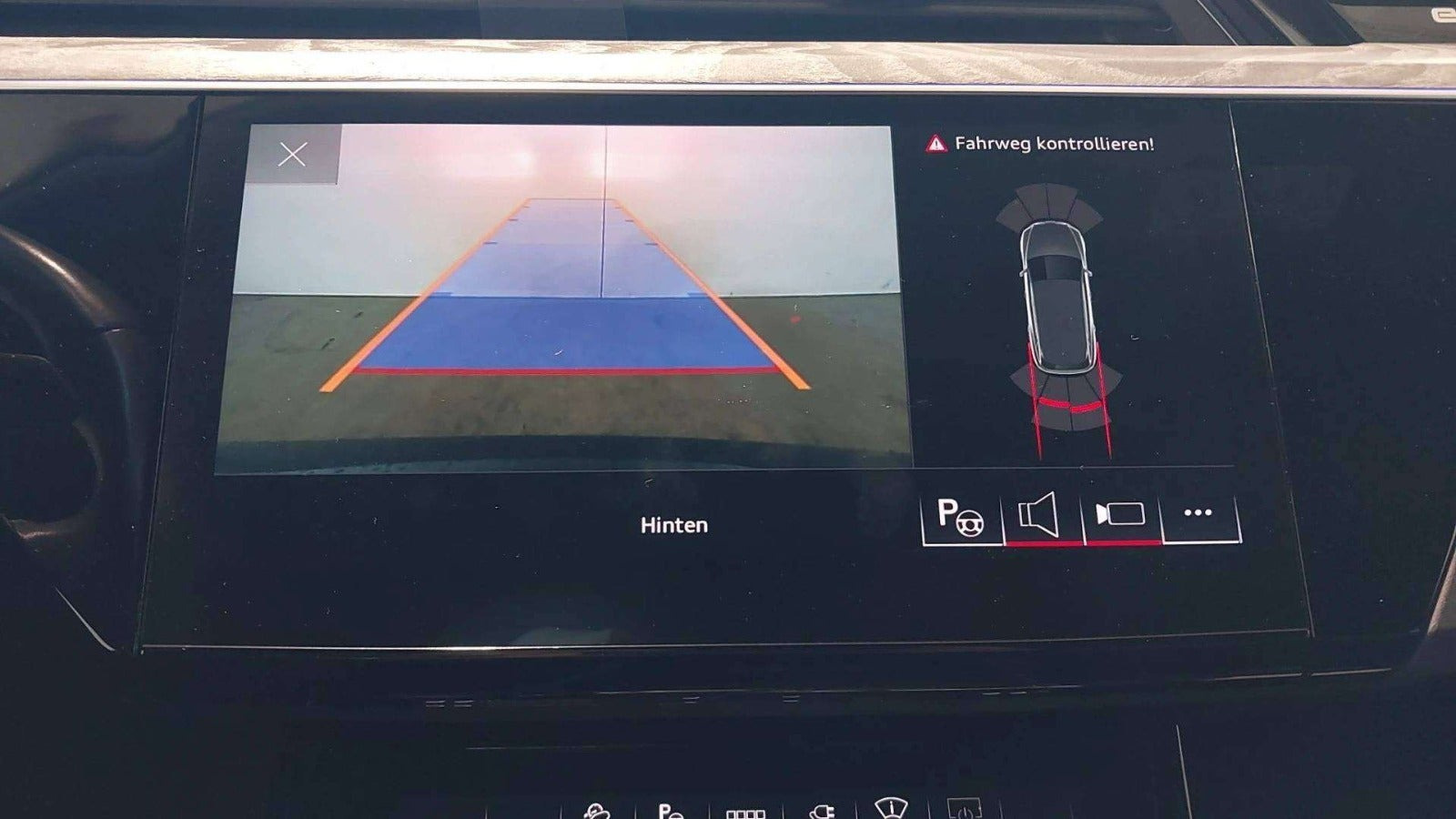 Blå Audi Q8 e-tron fra 2024