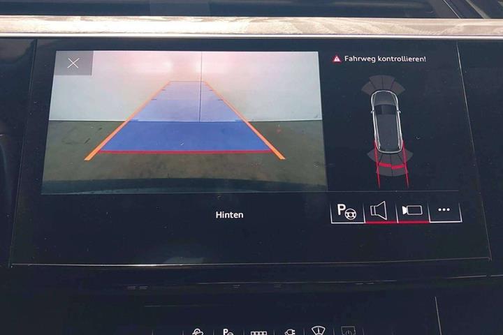 Blå Audi Q8 e-tron fra 2024
