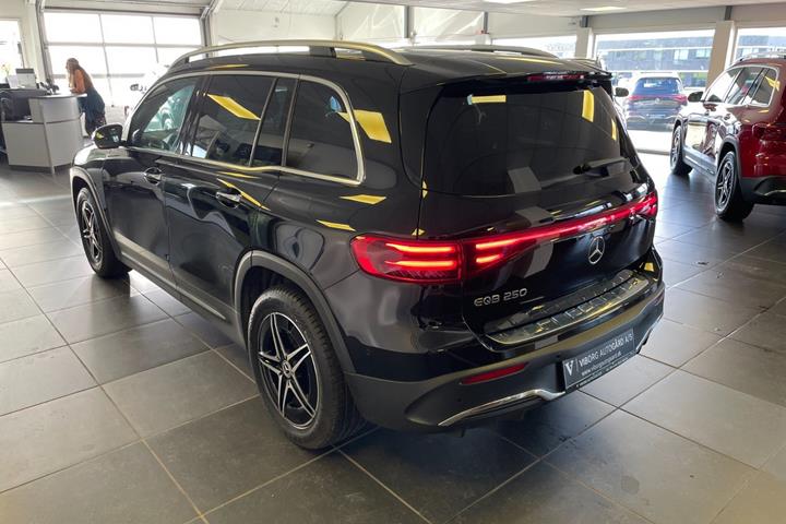 Sort Mercedes EQB250+ fra 2024