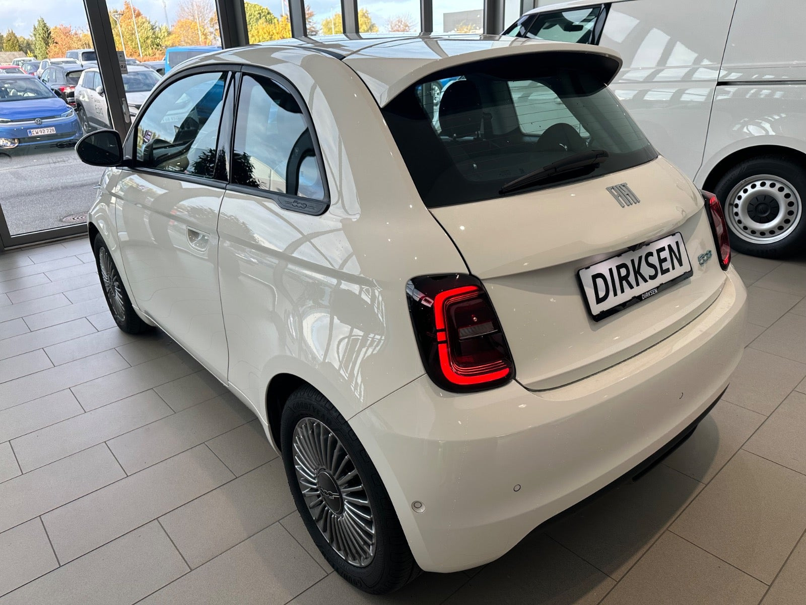 Hvid Fiat 500e fra 2023