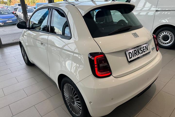 Hvid Fiat 500e fra 2023