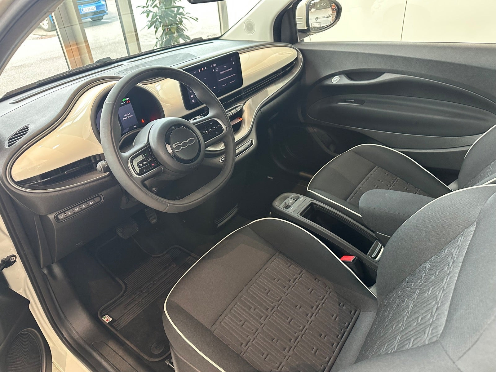 Hvid Fiat 500e fra 2023