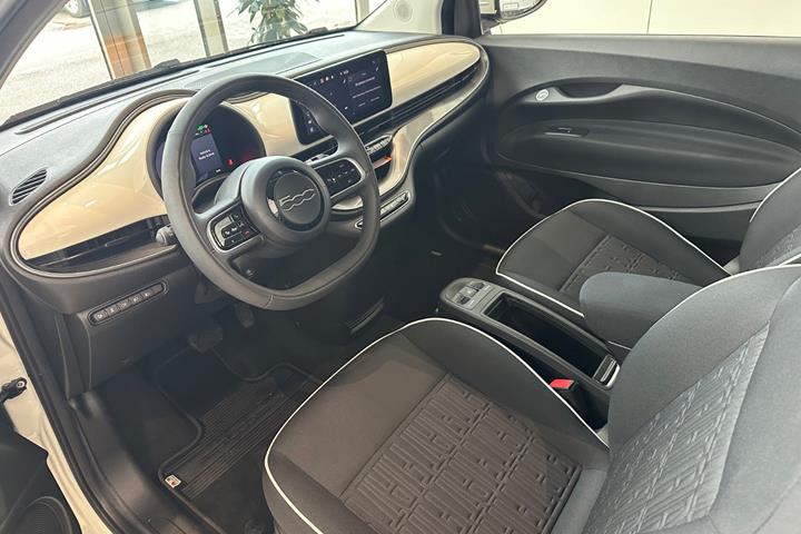 Hvid Fiat 500e fra 2023