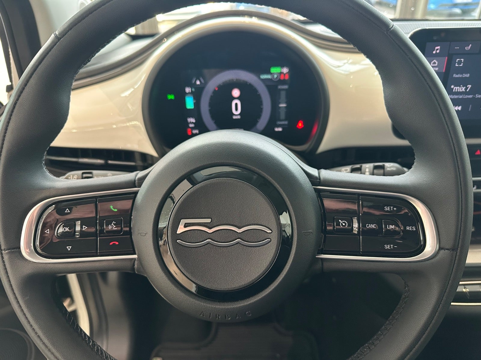 Hvid Fiat 500e fra 2023