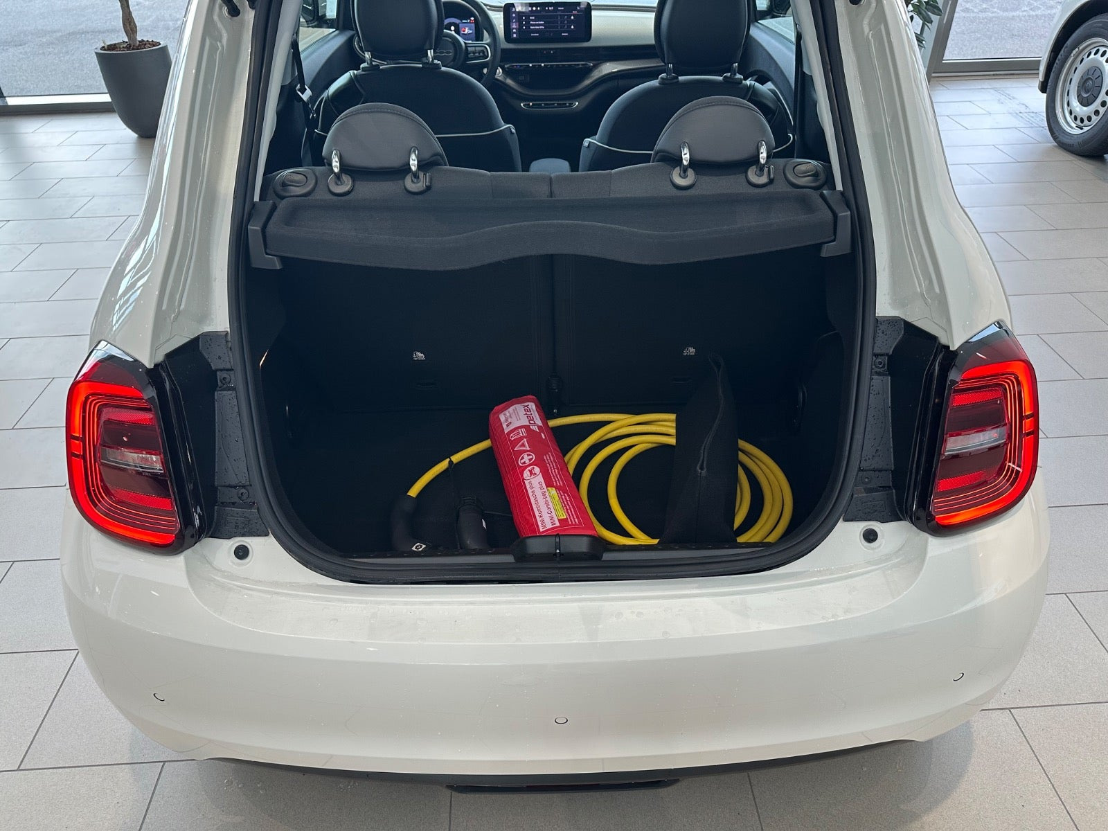 Hvid Fiat 500e fra 2023