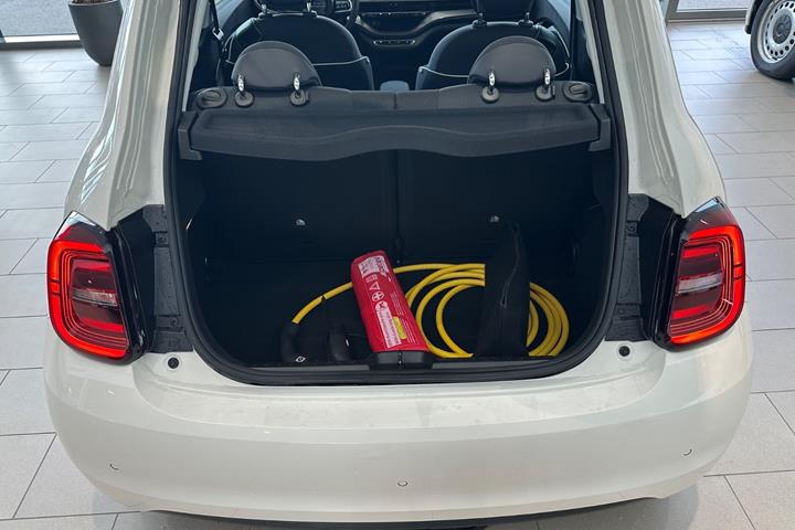 Hvid Fiat 500e fra 2023