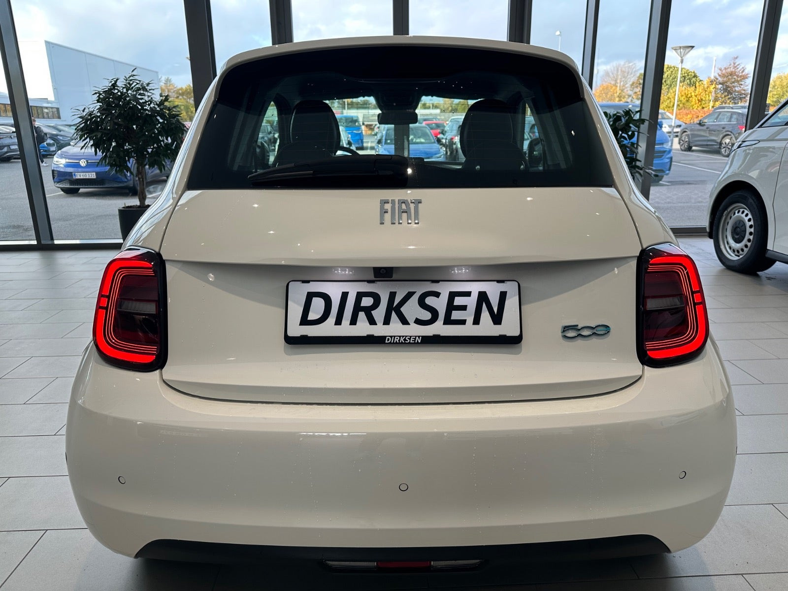 Hvid Fiat 500e fra 2023