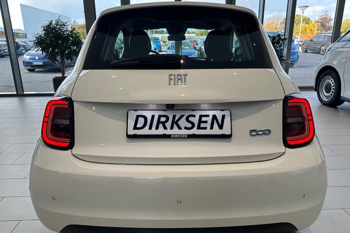 Hvid Fiat 500e fra 2023