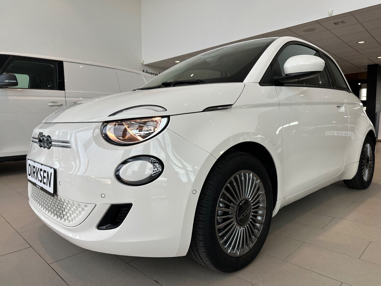 Hvid Fiat 500e fra 2023