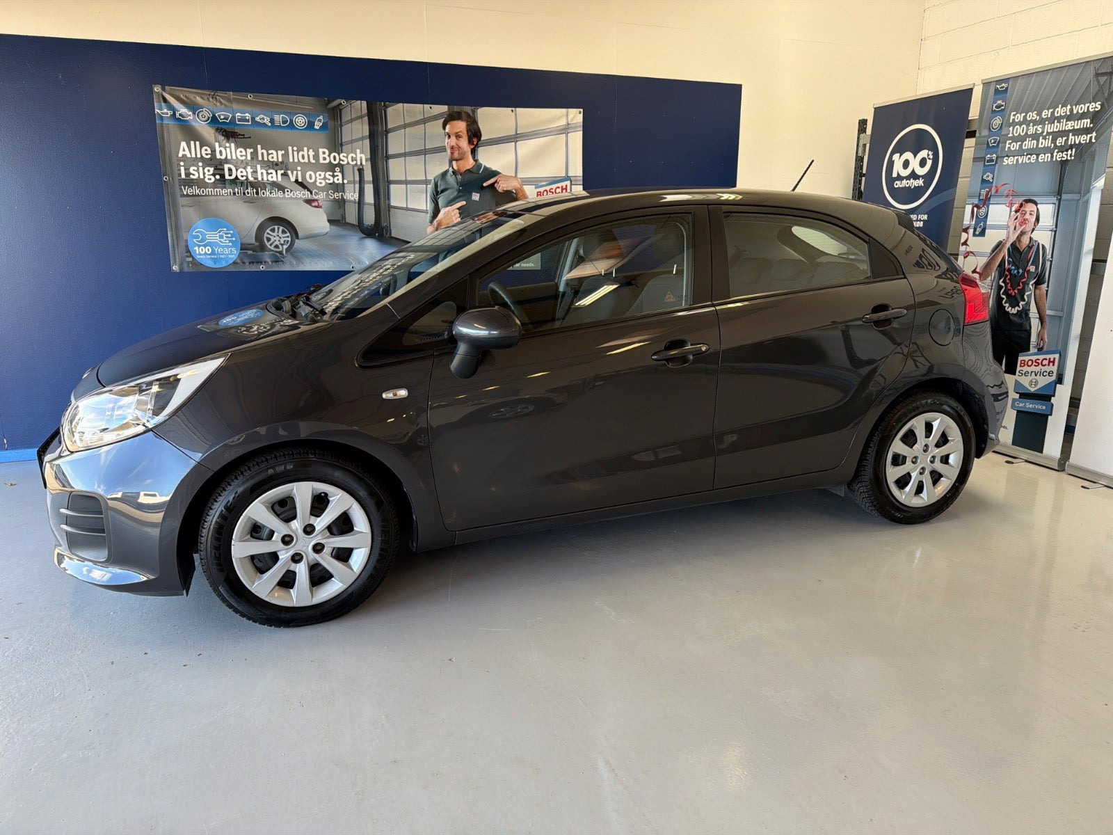 Grå Kia Rio fra 2016