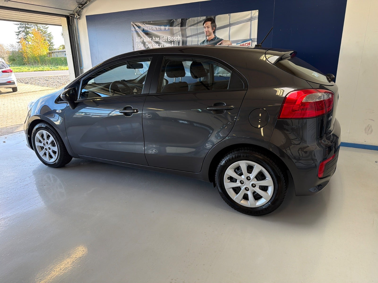 Grå Kia Rio fra 2016