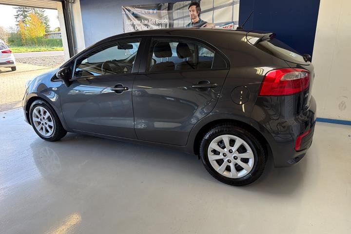 Grå Kia Rio fra 2016