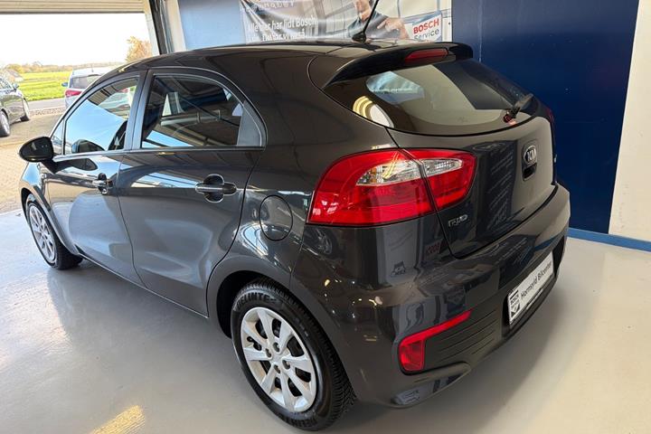 Grå Kia Rio fra 2016