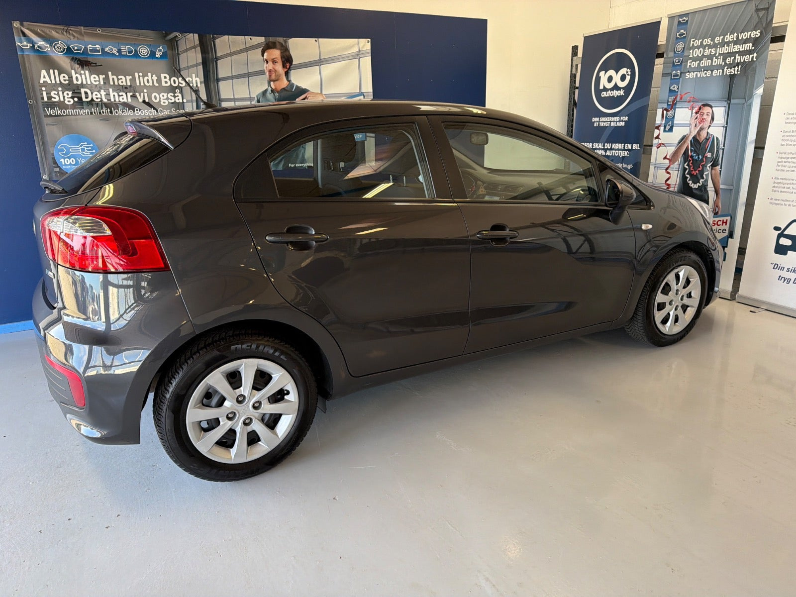 Grå Kia Rio fra 2016