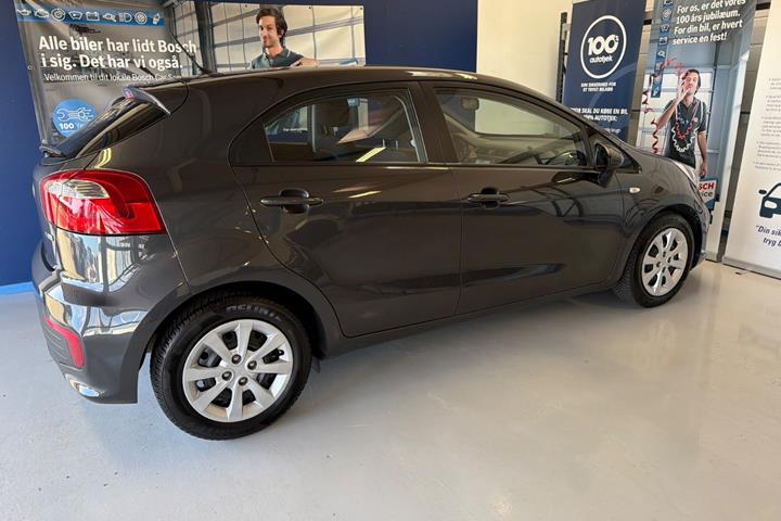 Grå Kia Rio fra 2016