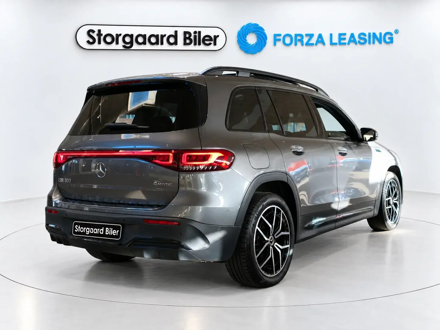Grå Mercedes EQB300 fra 2022