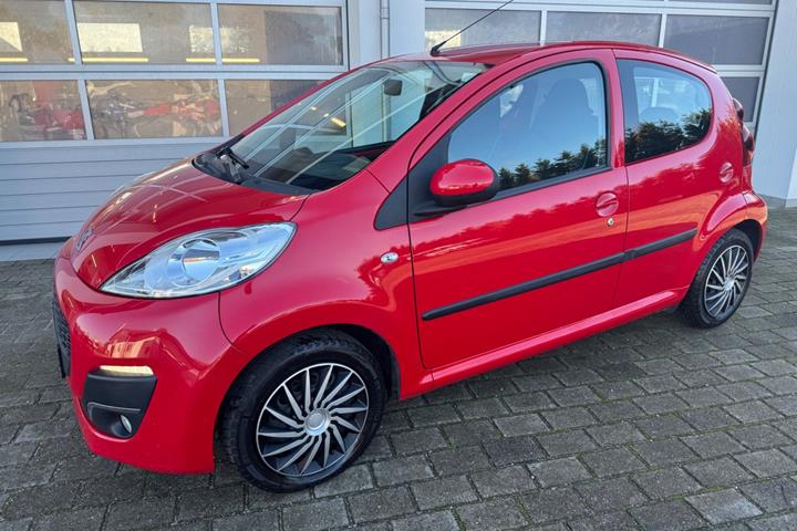 Rød Peugeot 107 fra 2013