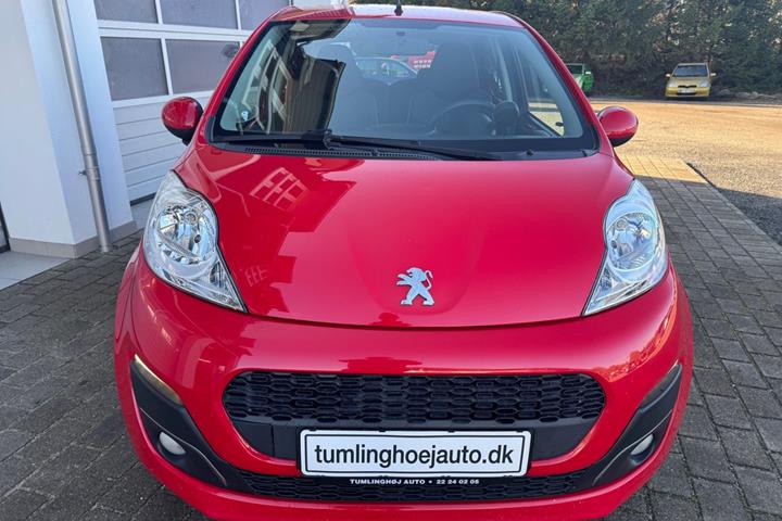 Rød Peugeot 107 fra 2013