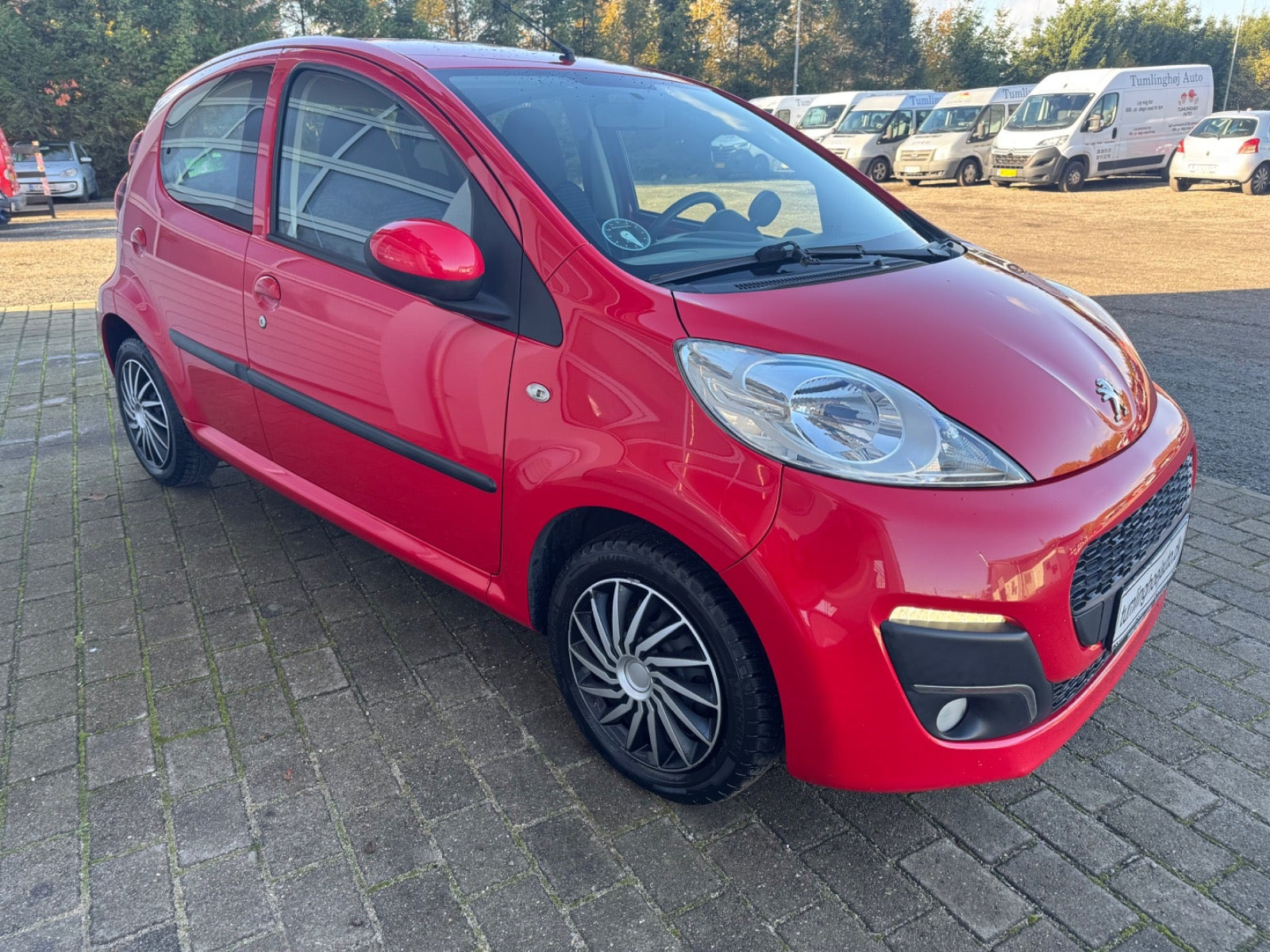 Rød Peugeot 107 fra 2013