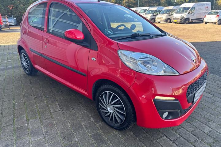 Rød Peugeot 107 fra 2013