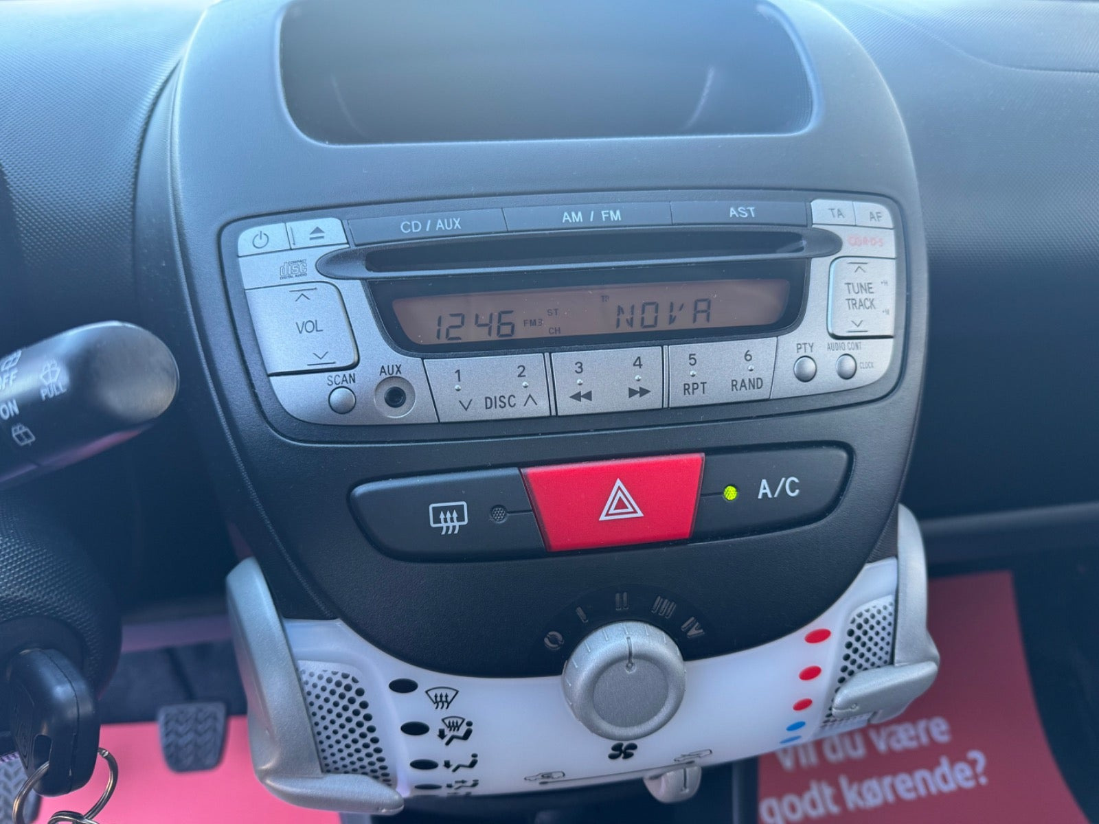 Rød Peugeot 107 fra 2013